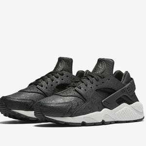 Women’s Nike Air Huarache (Black Paisley) Size 9
